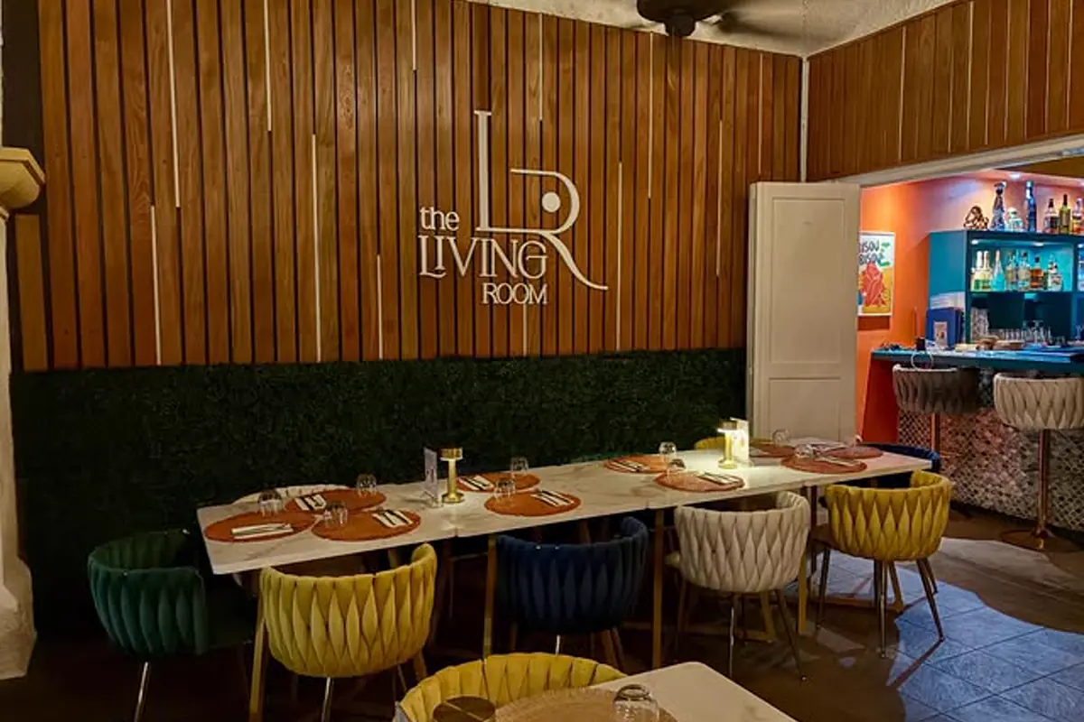 Living Room SXM - burger maison avec frites et salade au lounge de Cupecoy