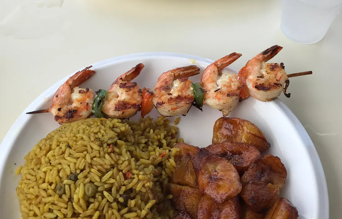 Lolo's Ribs Shack - Assiette créole avec ribs, crevettes, riz et bananes plantain