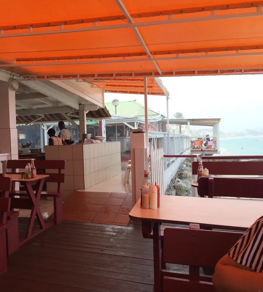 Lolo's Ribs Shack - Tables côté plage dans le village de Grand Case