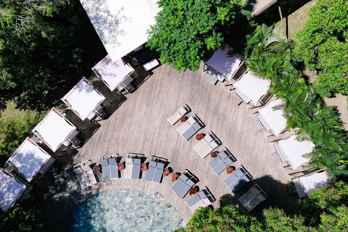 Loterie Farm a Saint-Martin - terrasse piscine et cabanes au coeur de la foret