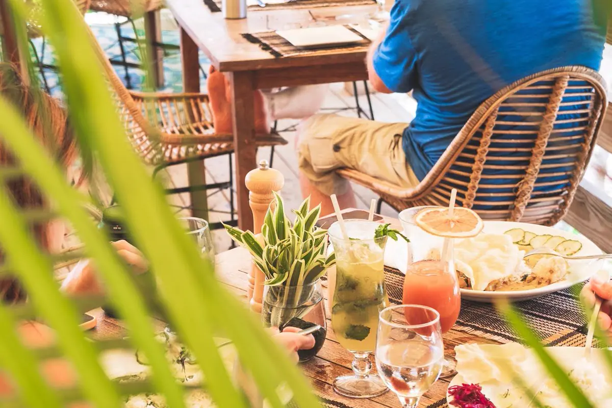 Terrasse du restaurant Jungle Room a Loterie Farm avec tables dans la vegetation