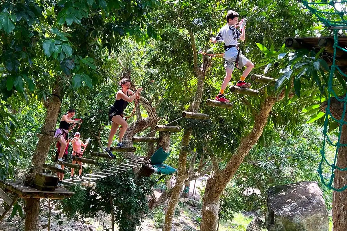 Activite accrobranche et zipline dans les arbres de Loterie Farm a Saint-Martin