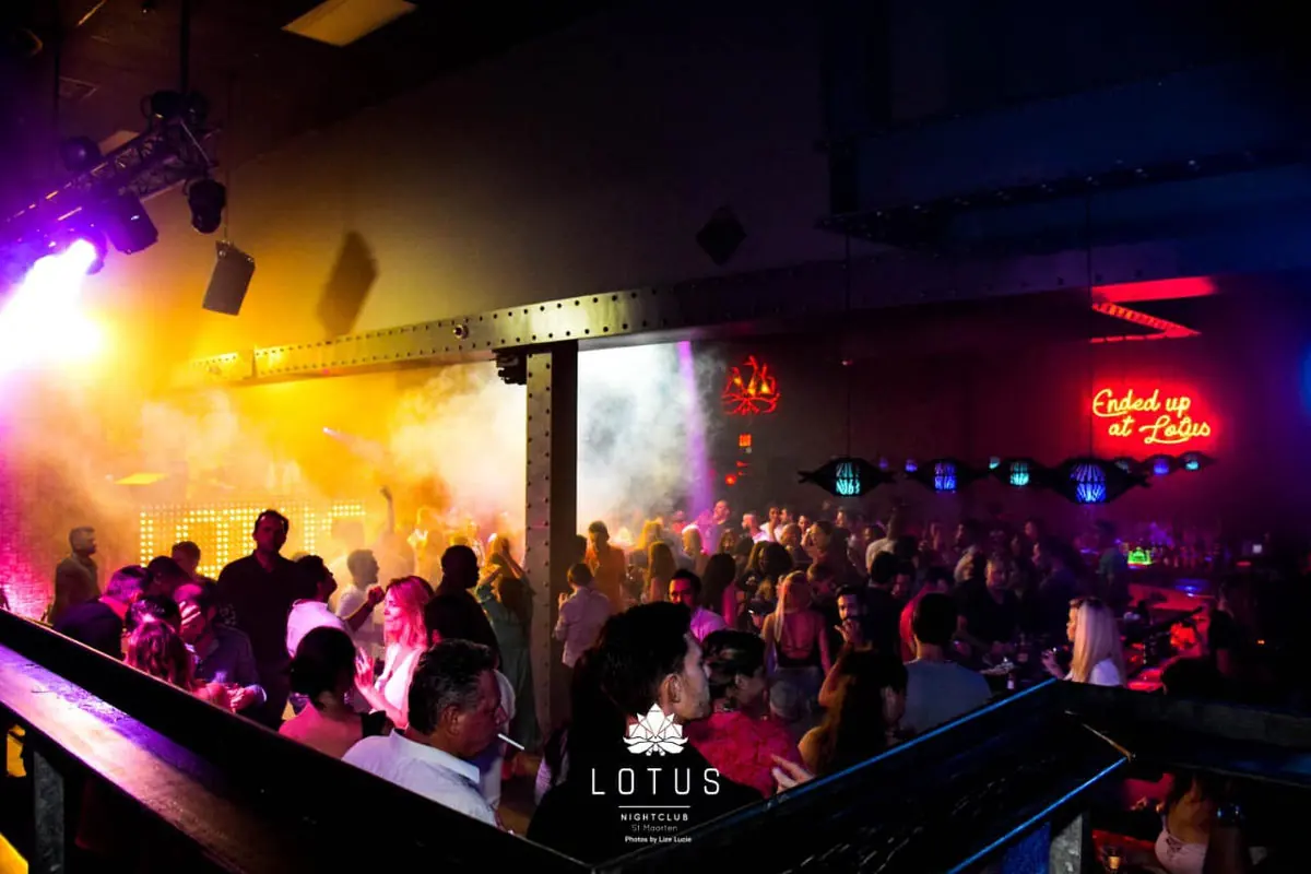 Lotus Nightclub a Simpson Bay - vue du dance floor avec foule et jeux de lumiere