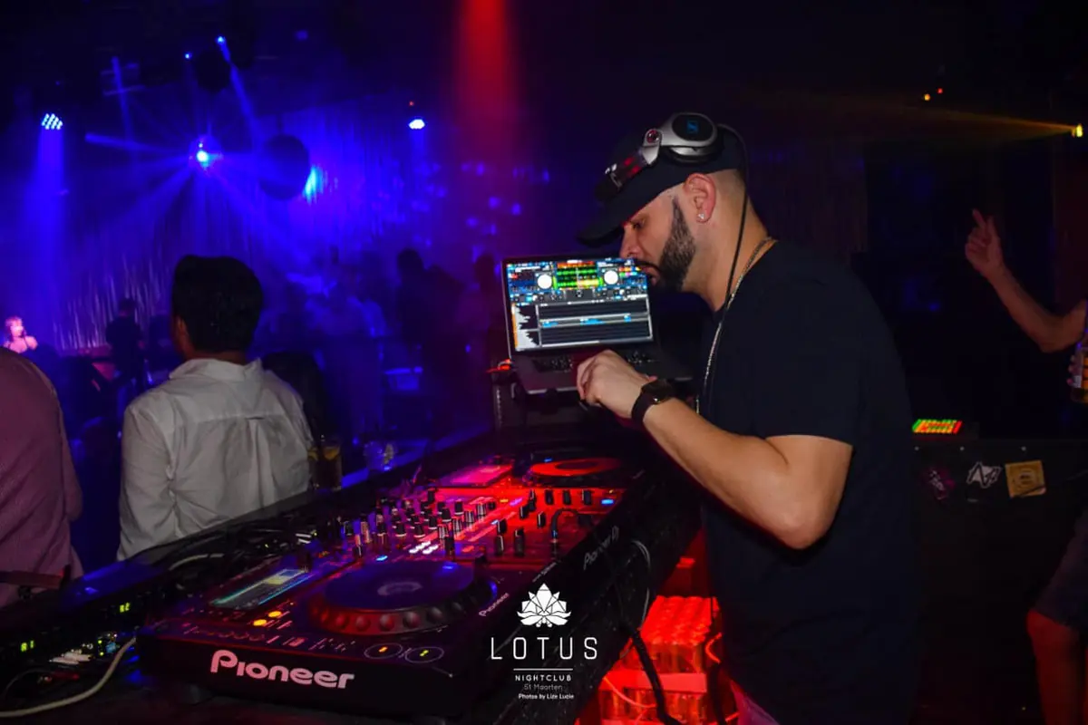 DJ aux platines pendant une soiree a Lotus Nightclub SXM