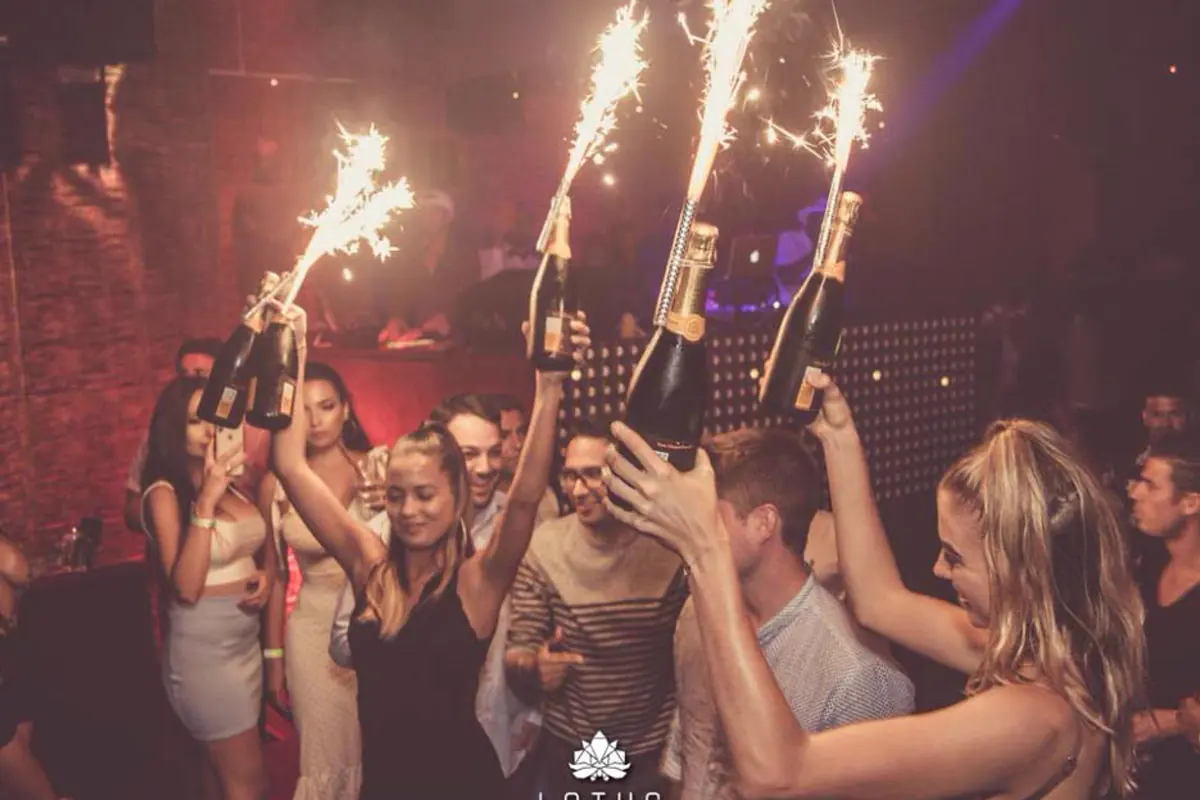 Service bouteille avec cierges lumineux au Lotus Nightclub