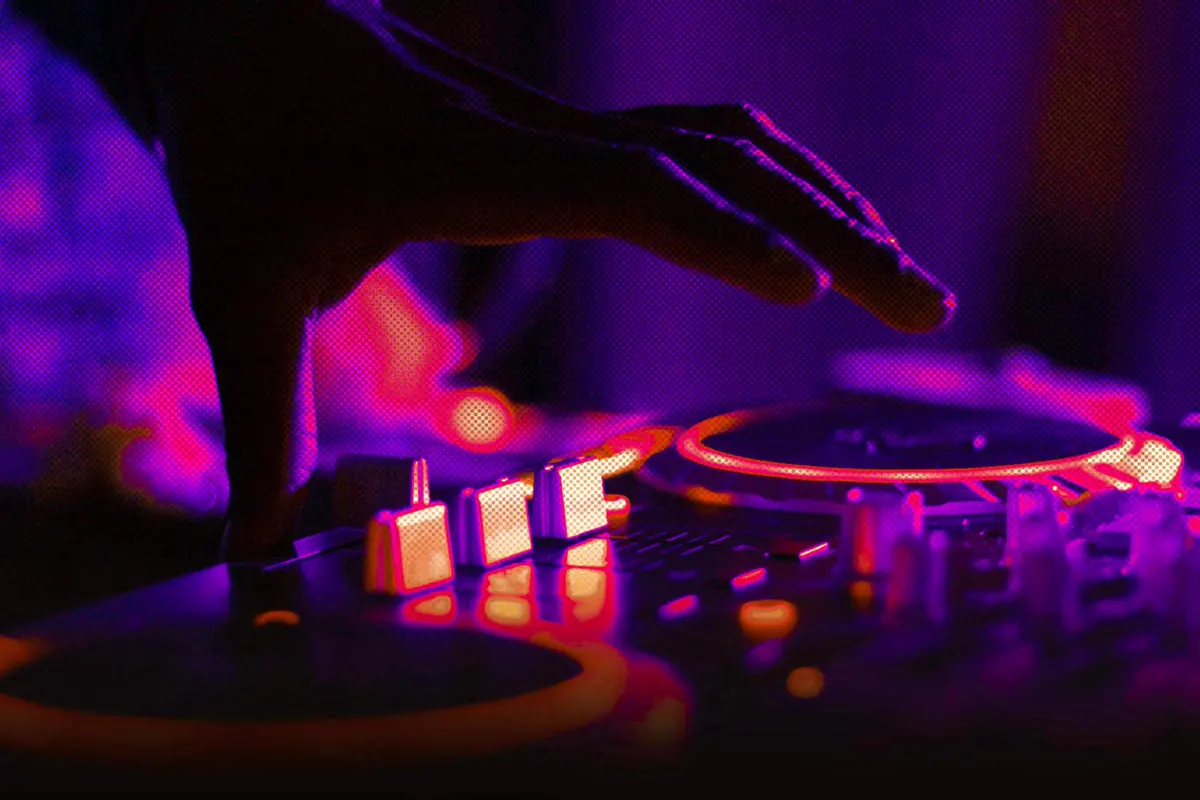 Platines DJ et atmosphere club au Lotus Nightclub de Saint-Martin