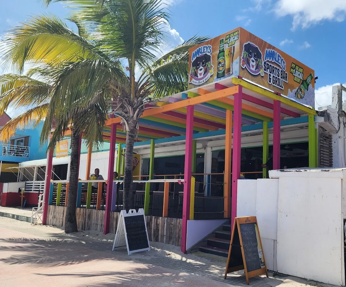 Marley's Sports Bar & Grill - façade colorée et terrasse couverte sur le Boardwalk