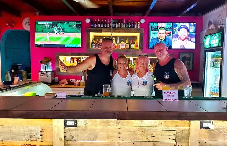 Marley's Sports Bar & Grill - bar intérieur avec écrans de sport et équipe au comptoir