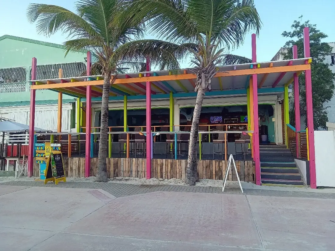 Marley's Sports Bar & Grill - entrée côté promenade de Great Bay Beach