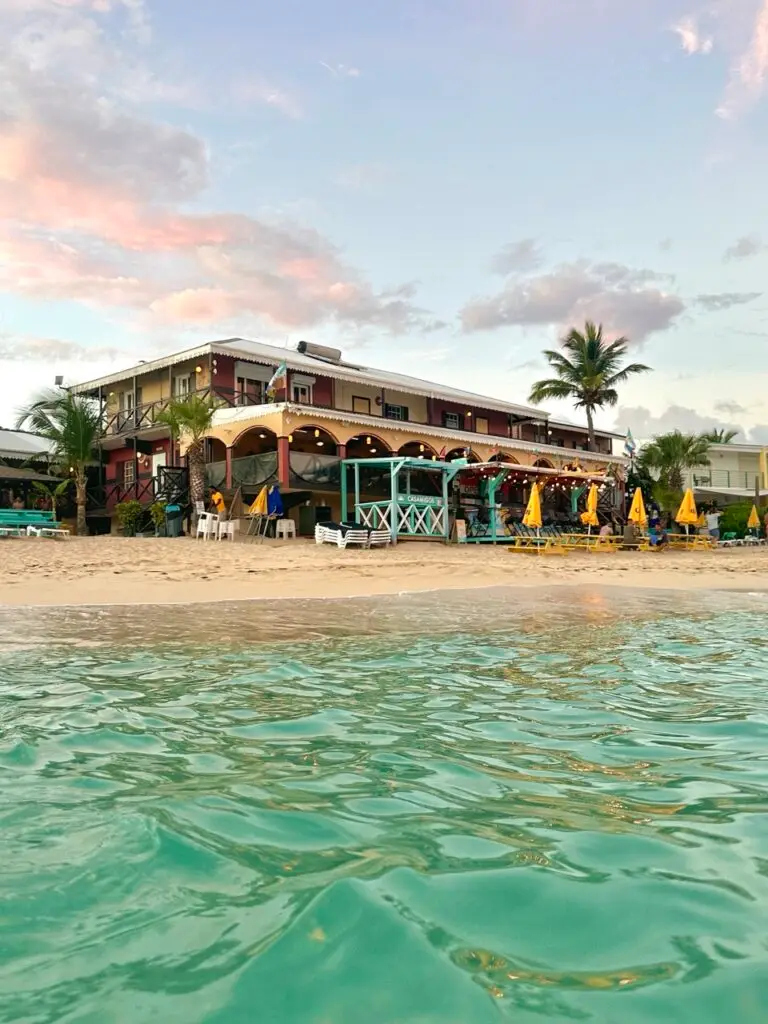 Mary's Boon à Simpson Bay - façade caribéenne du beach bar vue depuis la mer turquoise