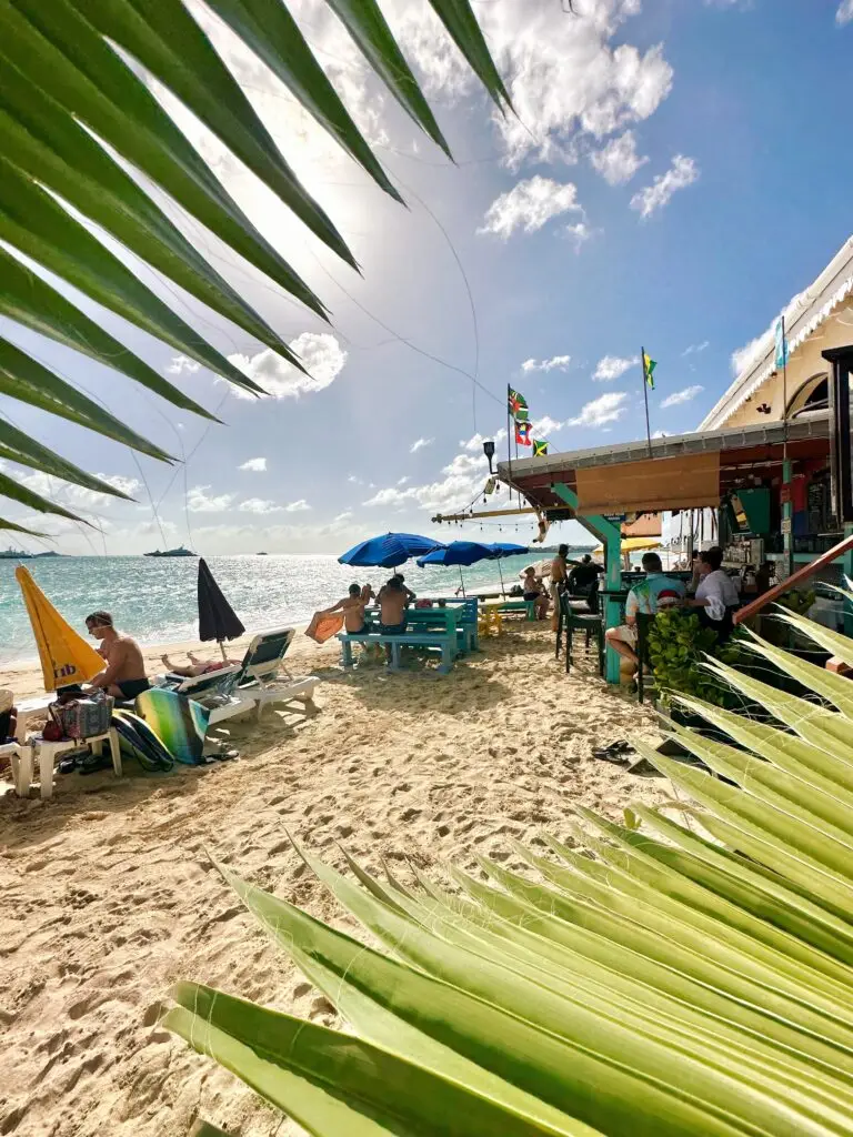 Mary's Boon - terrasse sur le sable et bar de plage à Simpson Bay