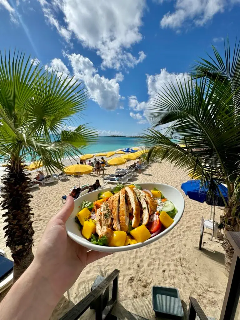 Mary's Boon - salade mangue-poulet servie face à la plage de Simpson Bay