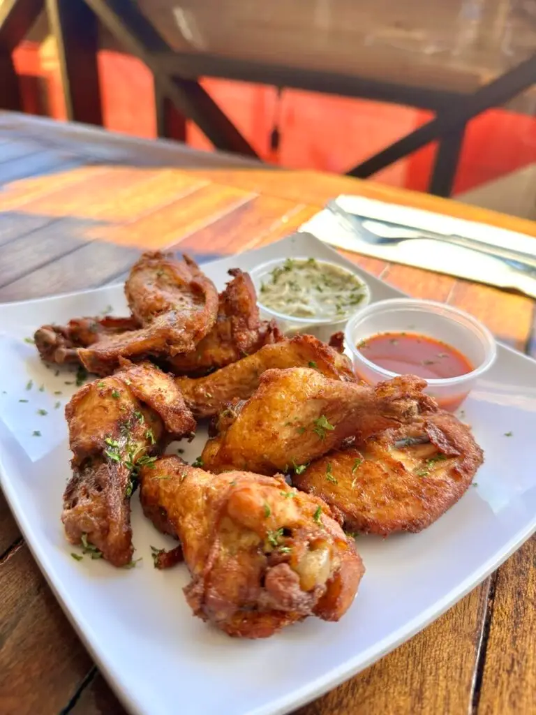 Mary's Boon - assiette de wings croustillants servis au bar caribéen
