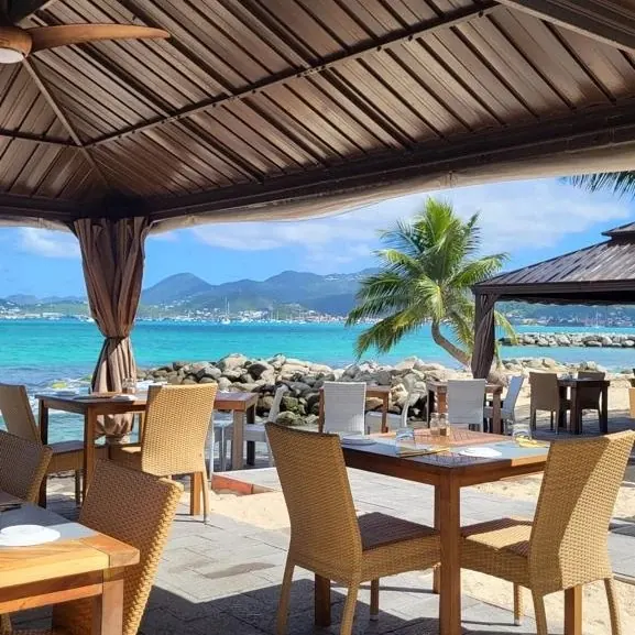 Terrasse extérieure de Mezza Luna face à la mer à Baie Nettlé