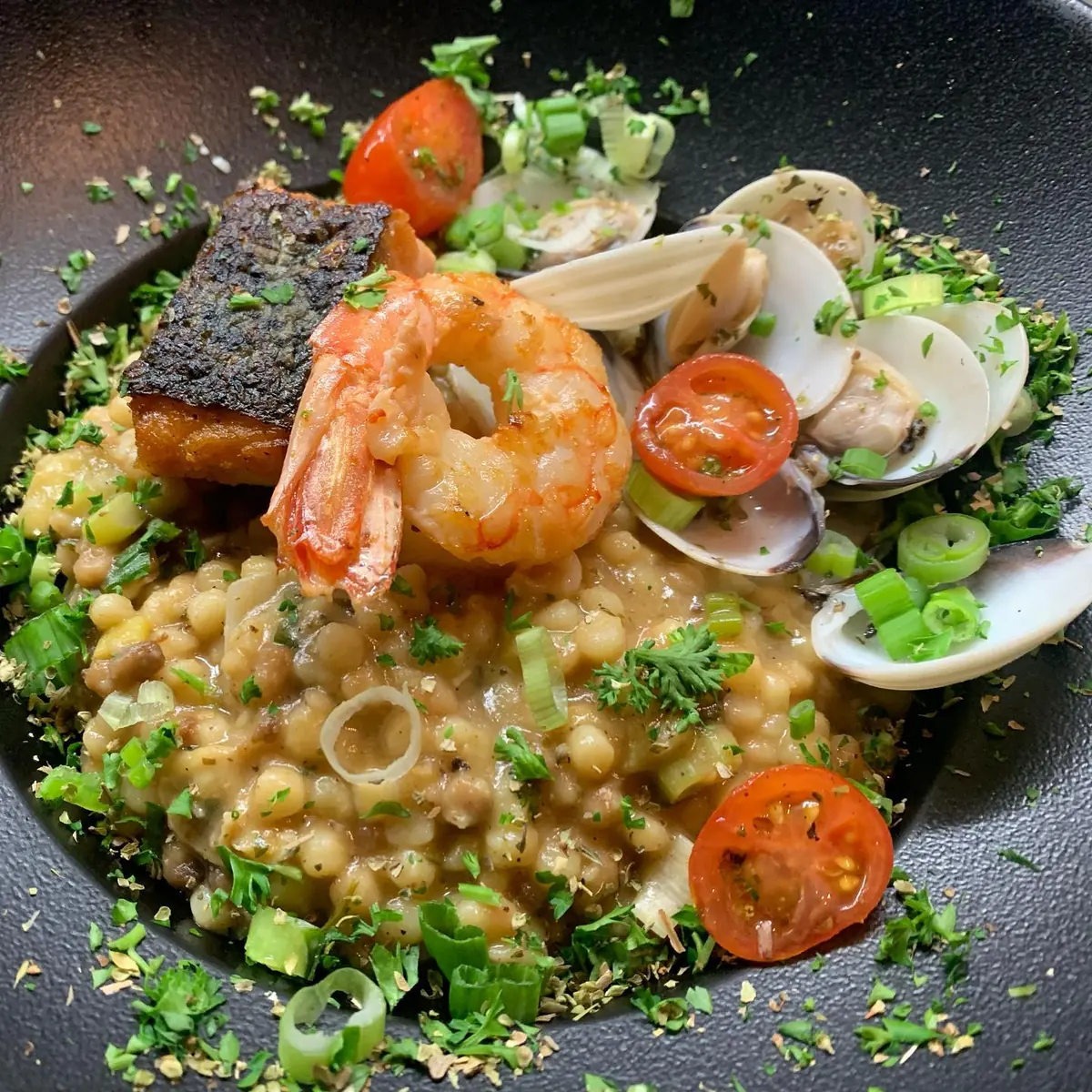 Risotto aux fruits de mer avec crevettes et coquillages à Mezza Luna