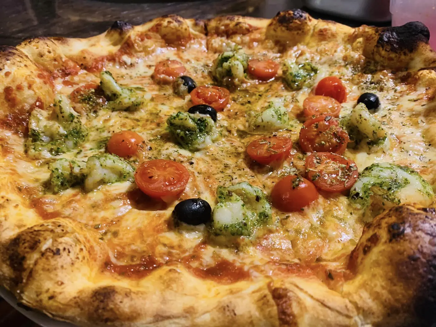 Pizza italienne de Mezza Luna avec tomates cerises, basilic et fromage fondu