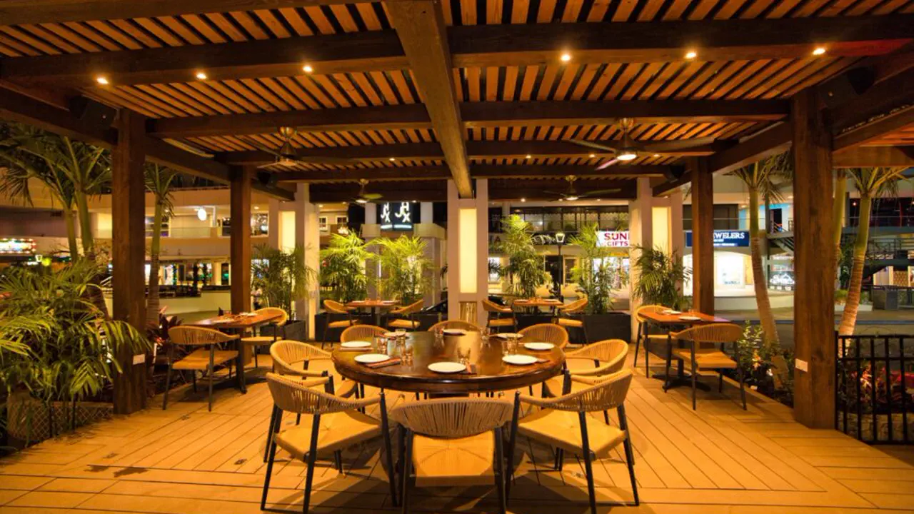Mr Chow - Terrasse de restaurant éclairée le soir à Maho Village