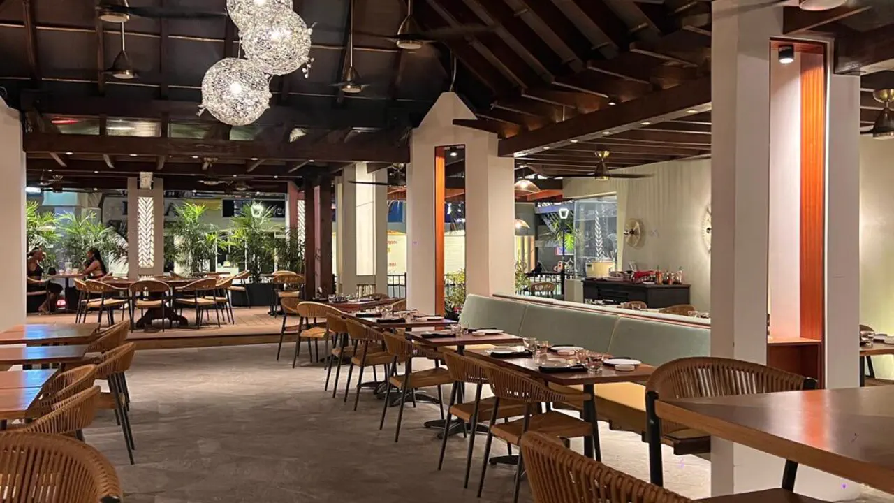 Mr Chow - Salle moderne avec tables dressées et éclairage chaleureux