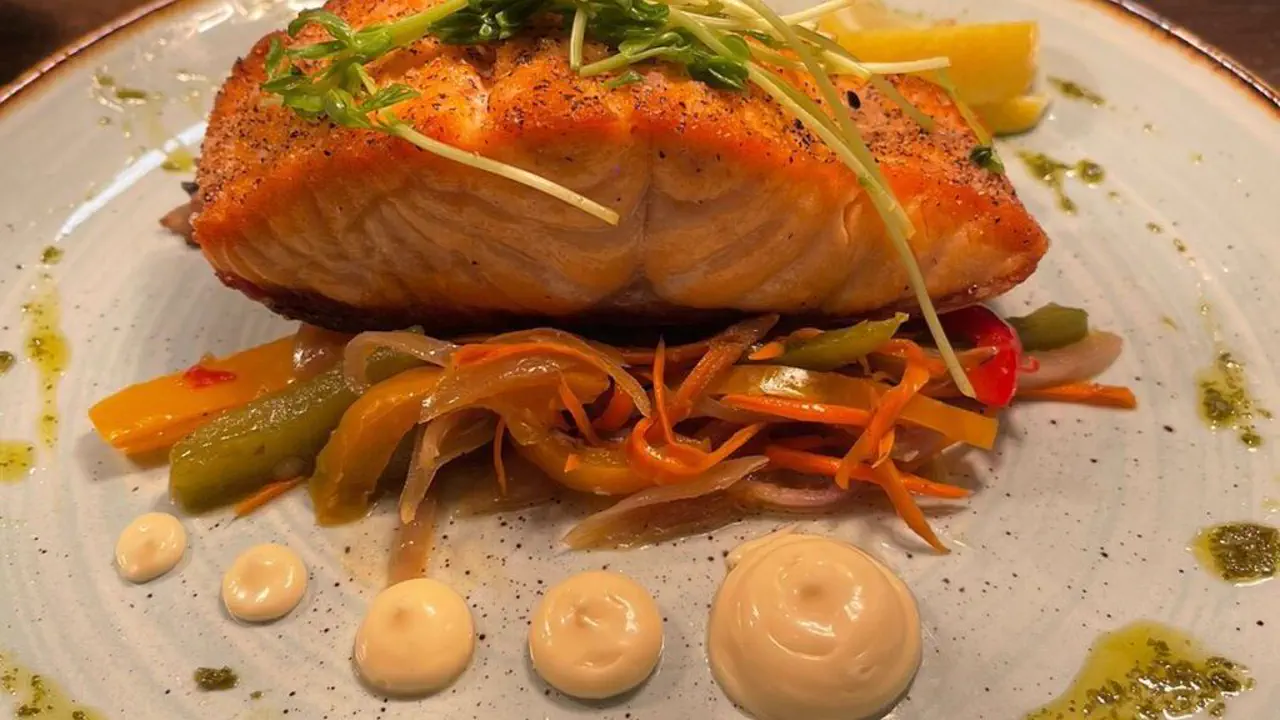 Mr Chow - Saumon grillé avec légumes et sauce asiatique