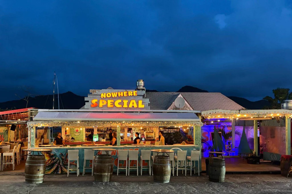 Nowhere Special a Simpson Bay - enseigne lumineuse et terrasse exterieure en soiree