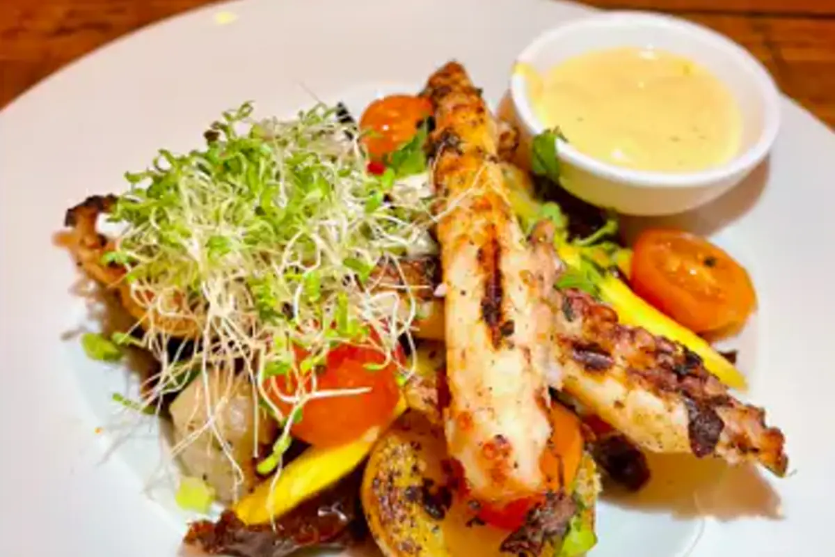 Poisson grille et salade servis au Nowhere Special a Simpson Bay