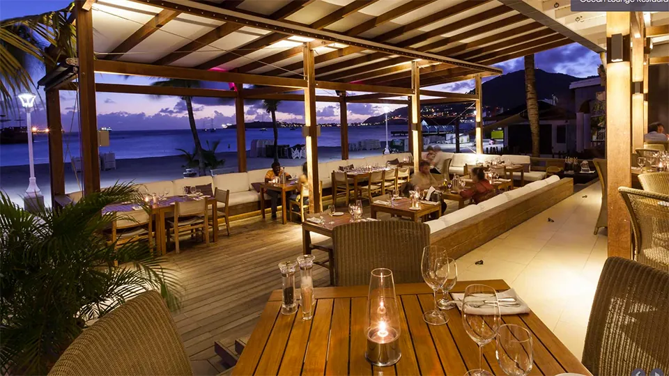Ocean Lounge - terrasse du Holland House au coucher du jour face à Great Bay
