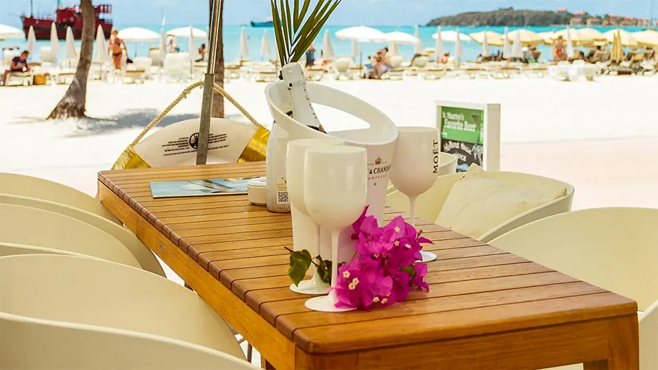 Ocean Lounge - table de plage sur le Boardwalk de Philipsburg