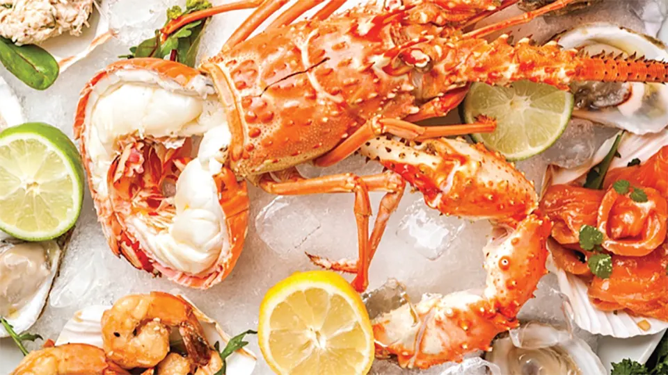 Ocean Lounge - plateau de fruits de mer et lobster servi à Philipsburg
