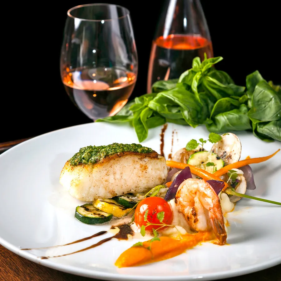 Ocean Lounge - assiette contemporaine avec poisson, crevettes et vin rosé