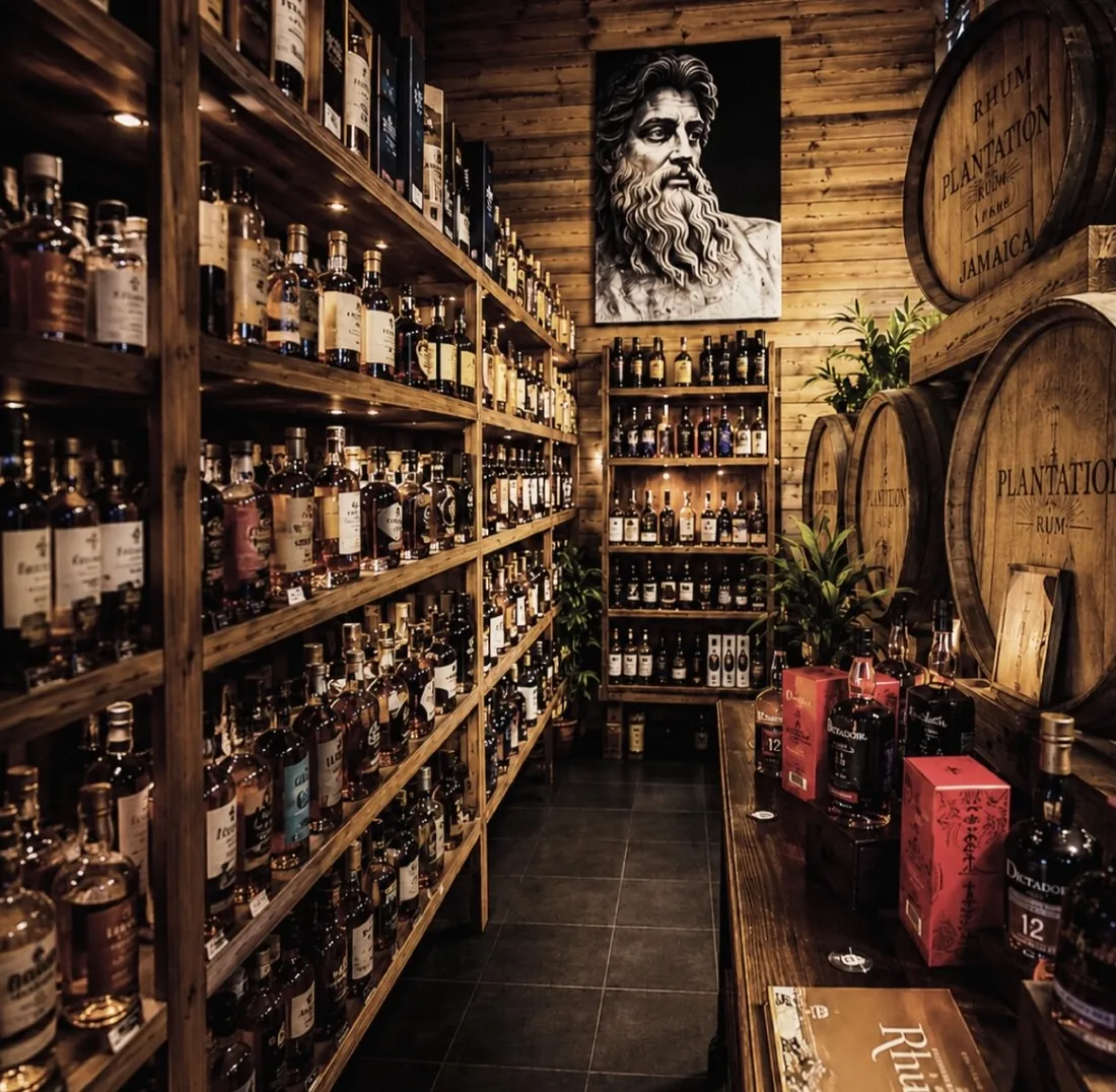 Oualichi Rhum - Allée de la boutique bordée de bouteilles de rhum