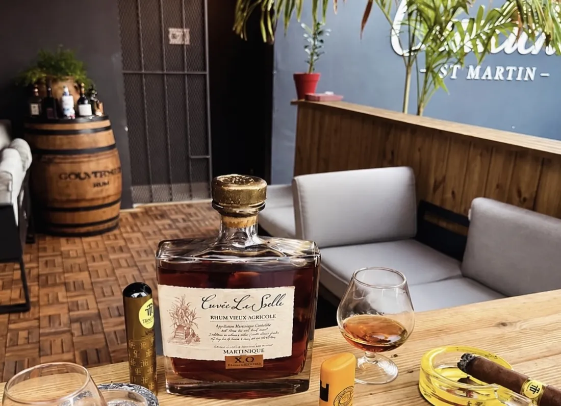 Oualichi Rhum - Verre de rhum vieux et cigare sur la terrasse