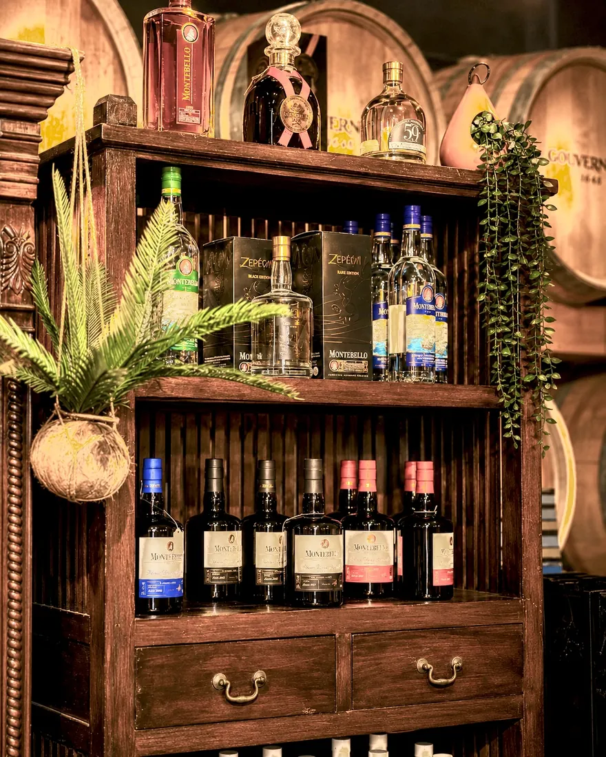 Oualichi Rhum - Meuble en bois garni de bouteilles de rhum