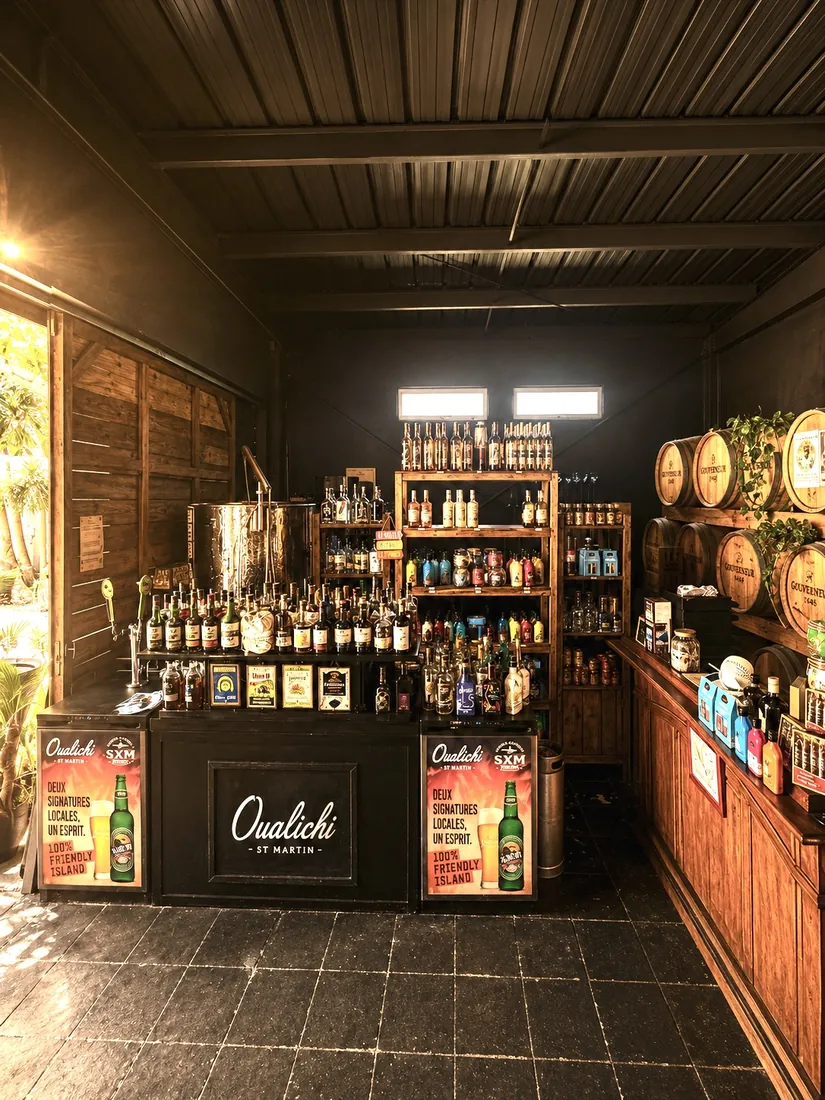 Oualichi Rhum - Comptoir de la boutique et fûts de rhum