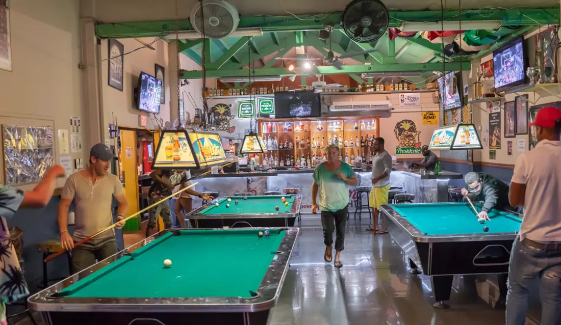 Pineapple Pete - Salle de billard et bar à Simpson Bay