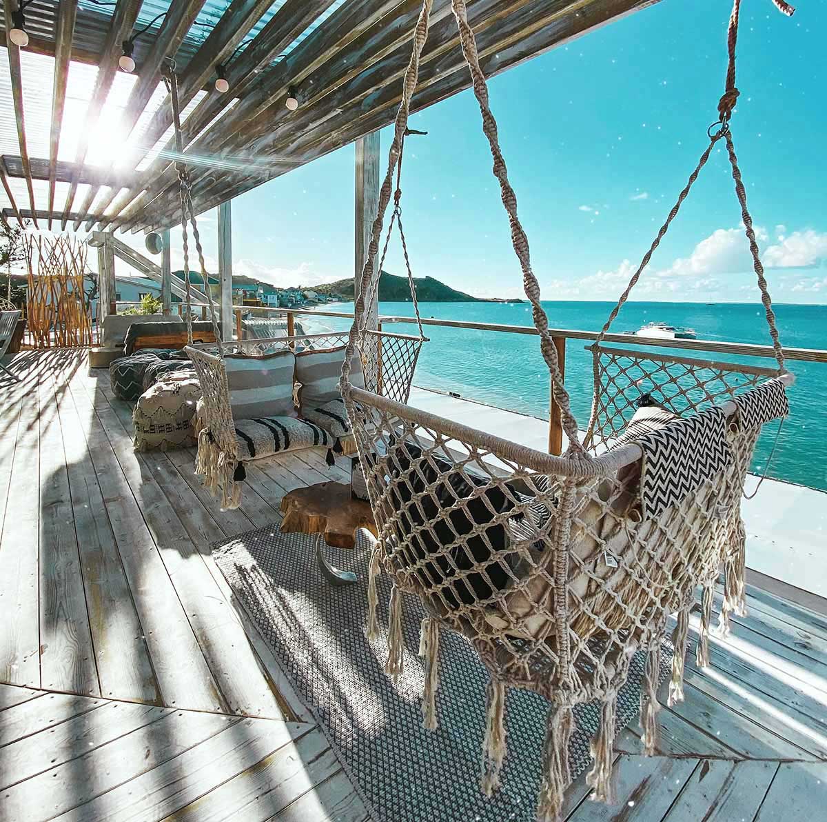 Rainbow Cafe - Vue du restaurant face a la mer sur le boulevard de Grand Case