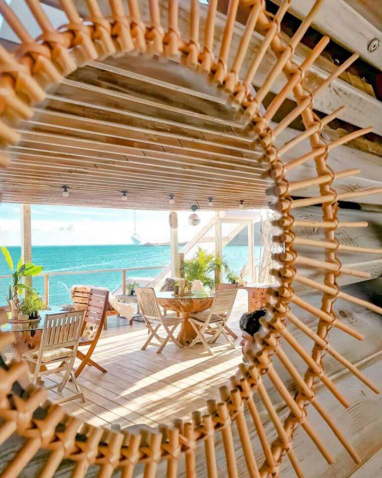 Rainbow Cafe - Terrasse de plage avec transats et parasols