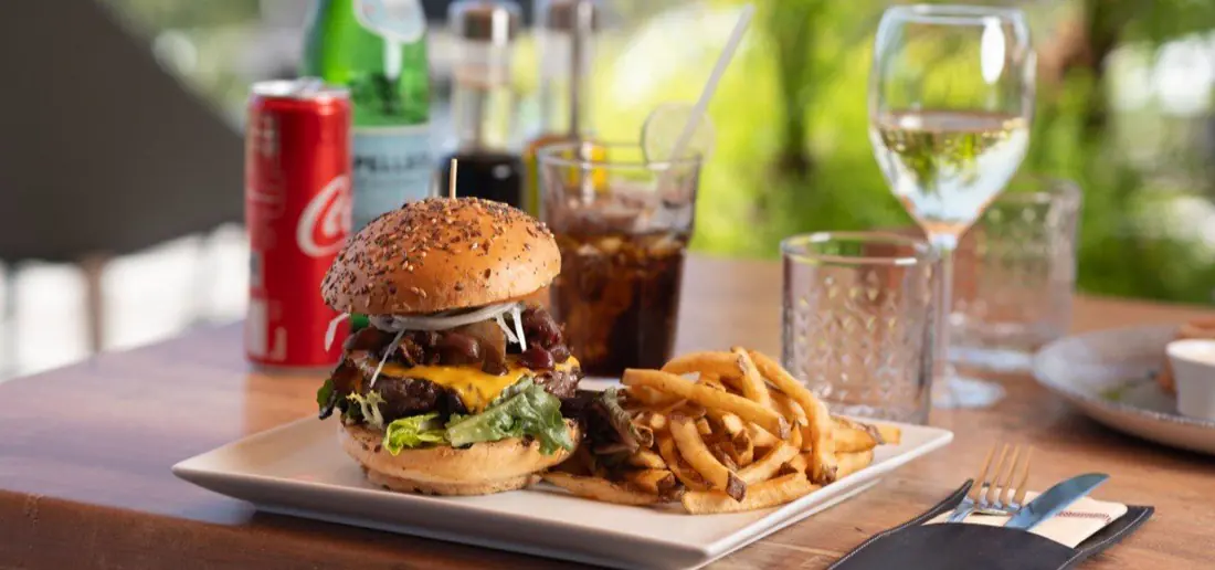 Rancho Del Sol - Burger et frites servis en terrasse