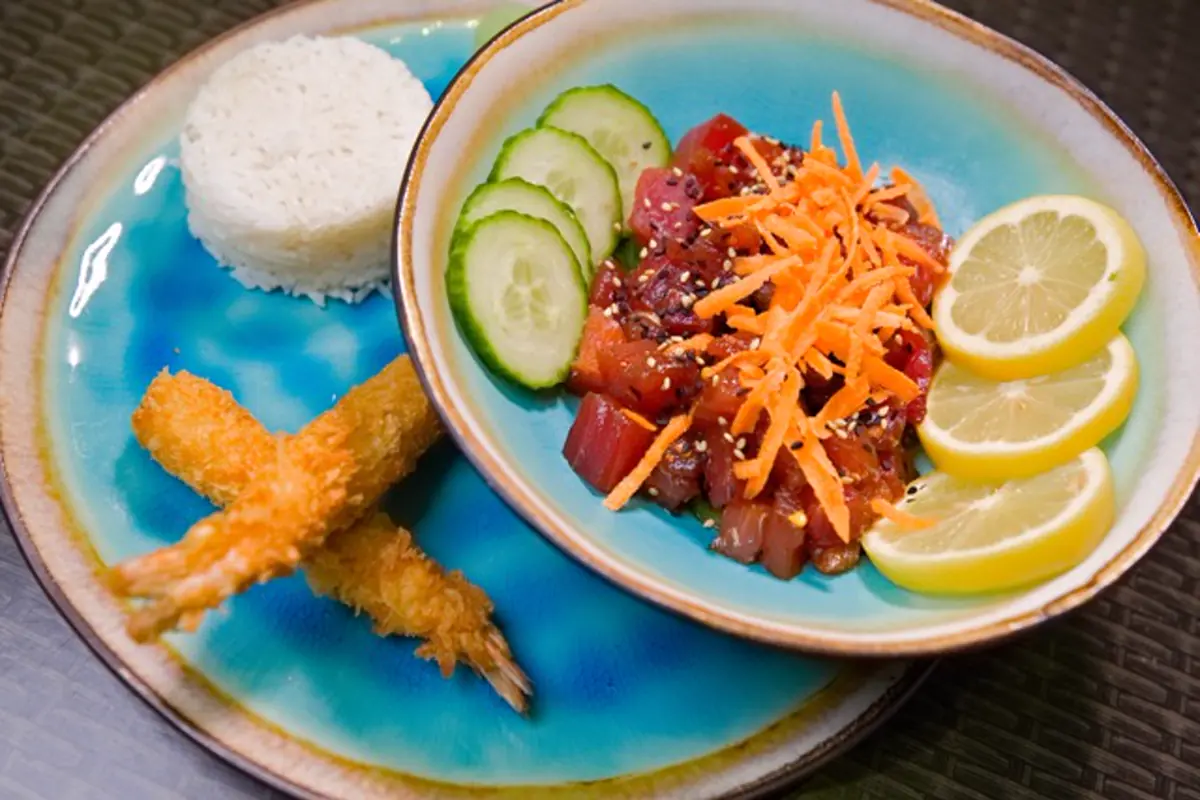 Poke bowl et assiette fraiche servis au Rendez Vous Lounge de Porto Cupecoy