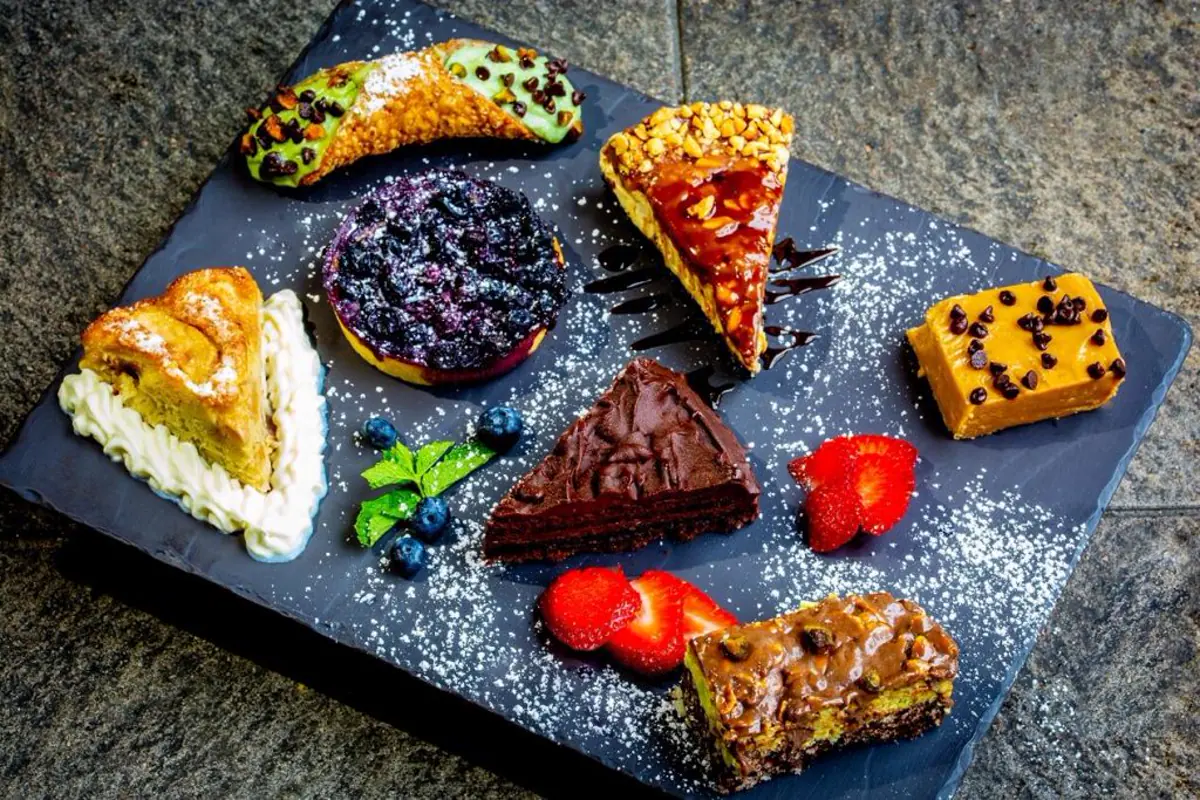 Assortiment de patisseries et desserts maison au Rendez Vous Lounge
