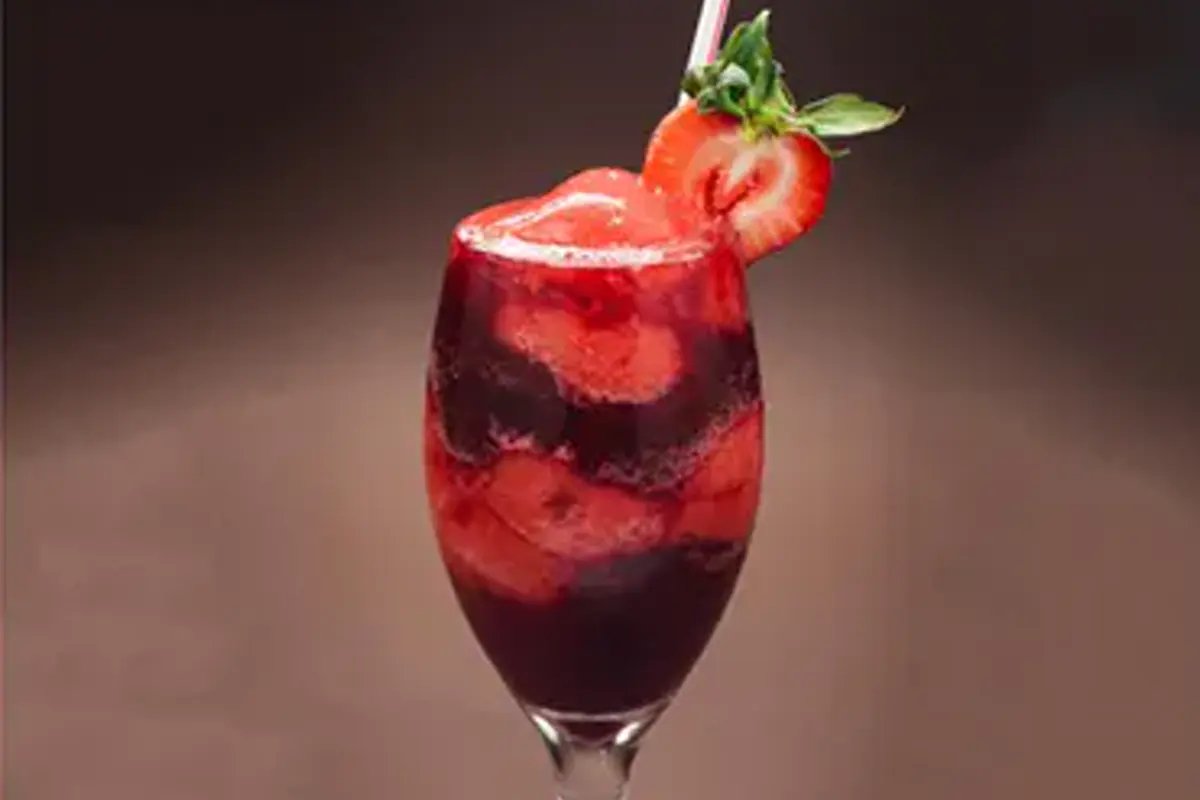 Cocktail rouge servi au Rendez Vous Lounge pendant le happy hour