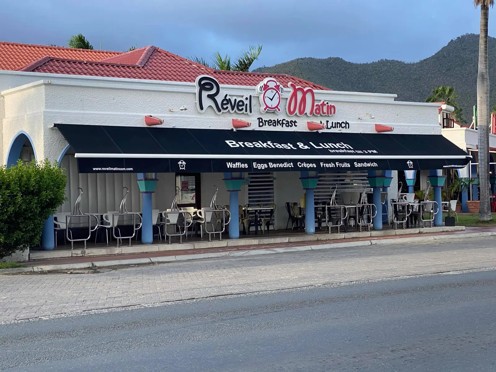 Réveil Matin SXM - façade et terrasse à Plaza Del Lago sur Welfare Road