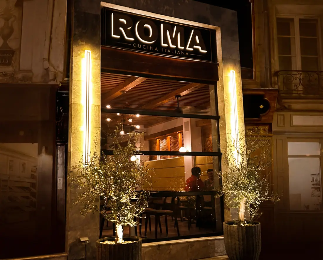 Roma Restaurant - Façade illuminée du restaurant italien à Maho Village