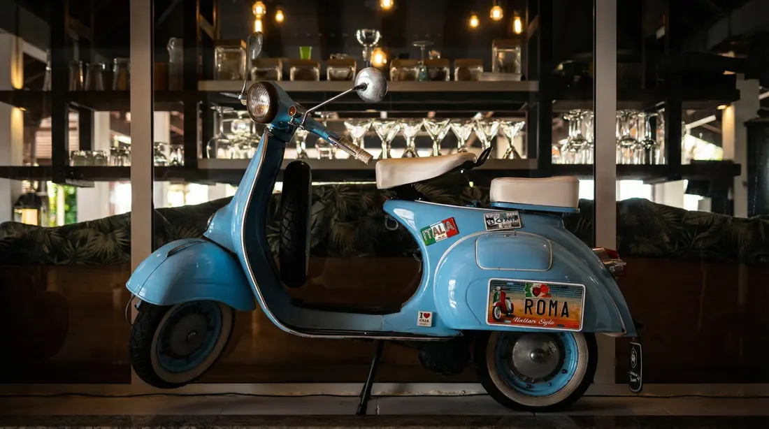 Roma Restaurant - Décor italien et scooter Vespa dans la salle