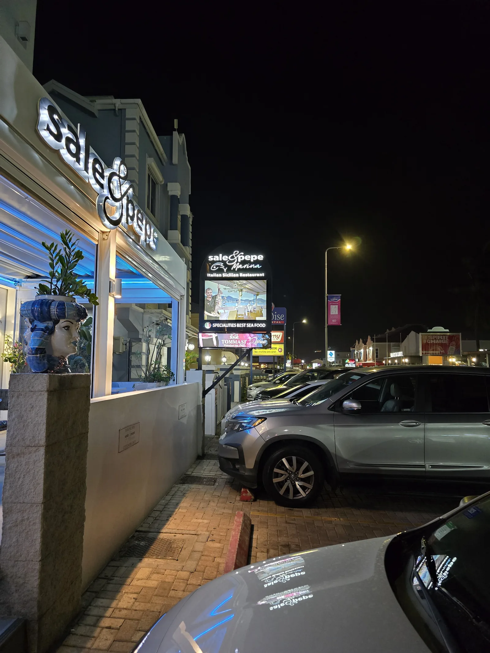 Façade illuminée du restaurant Sale & Pepe Marina à Simpson Bay avec son enseigne en néon