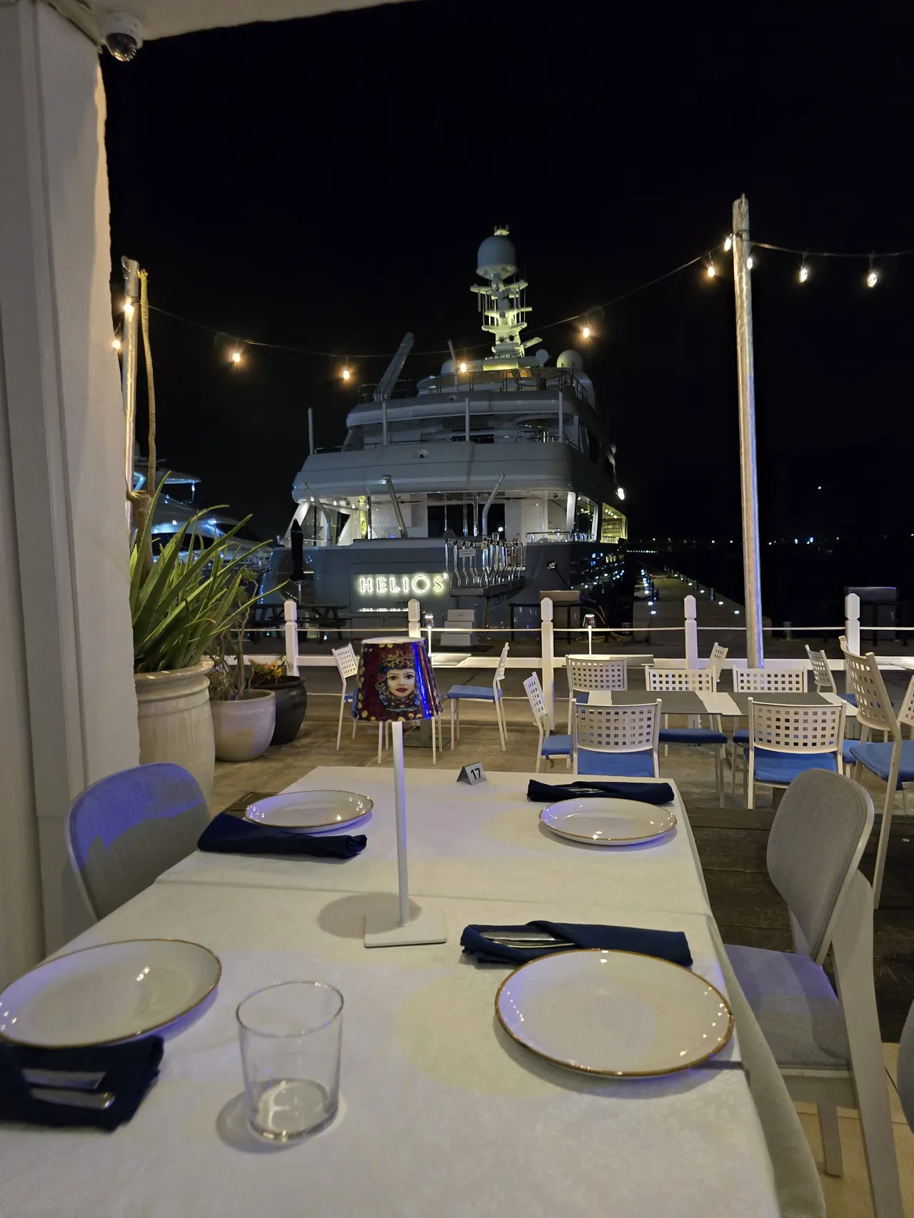 Table dressée sur la terrasse marina de Sale & Pepe avec yachts en arrière-plan