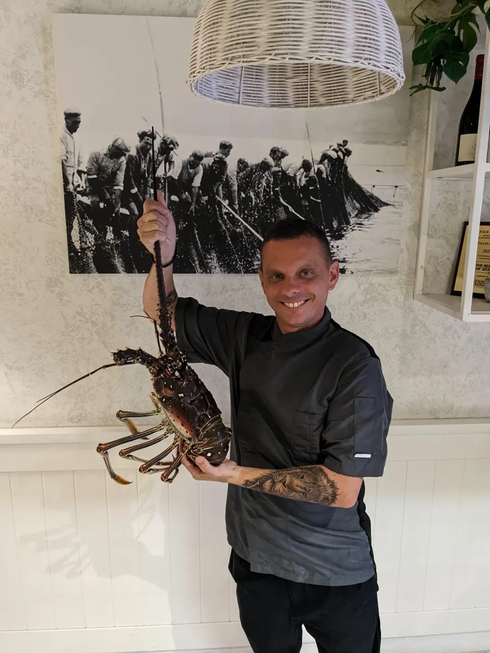 Chef Davide Zagami avec une langouste fraîche dans la salle de Sale & Pepe