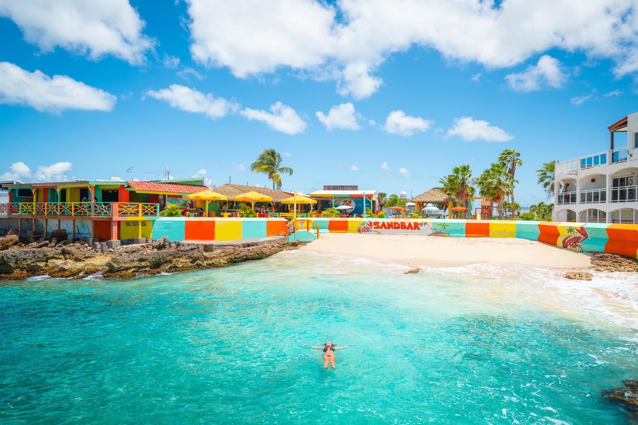 Sandbar SXM - Vue d'ensemble du beach bar colore a Beacon Hill
