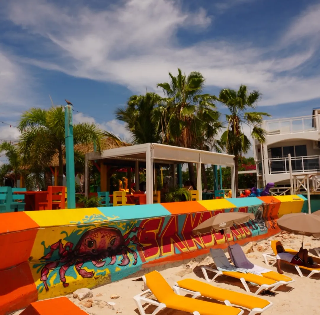 Sandbar SXM - Terrasse et transats face a la mer
