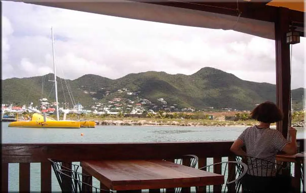 SkipJack's - Terrasse avec vue sur le lagon et les collines de Simpson Bay