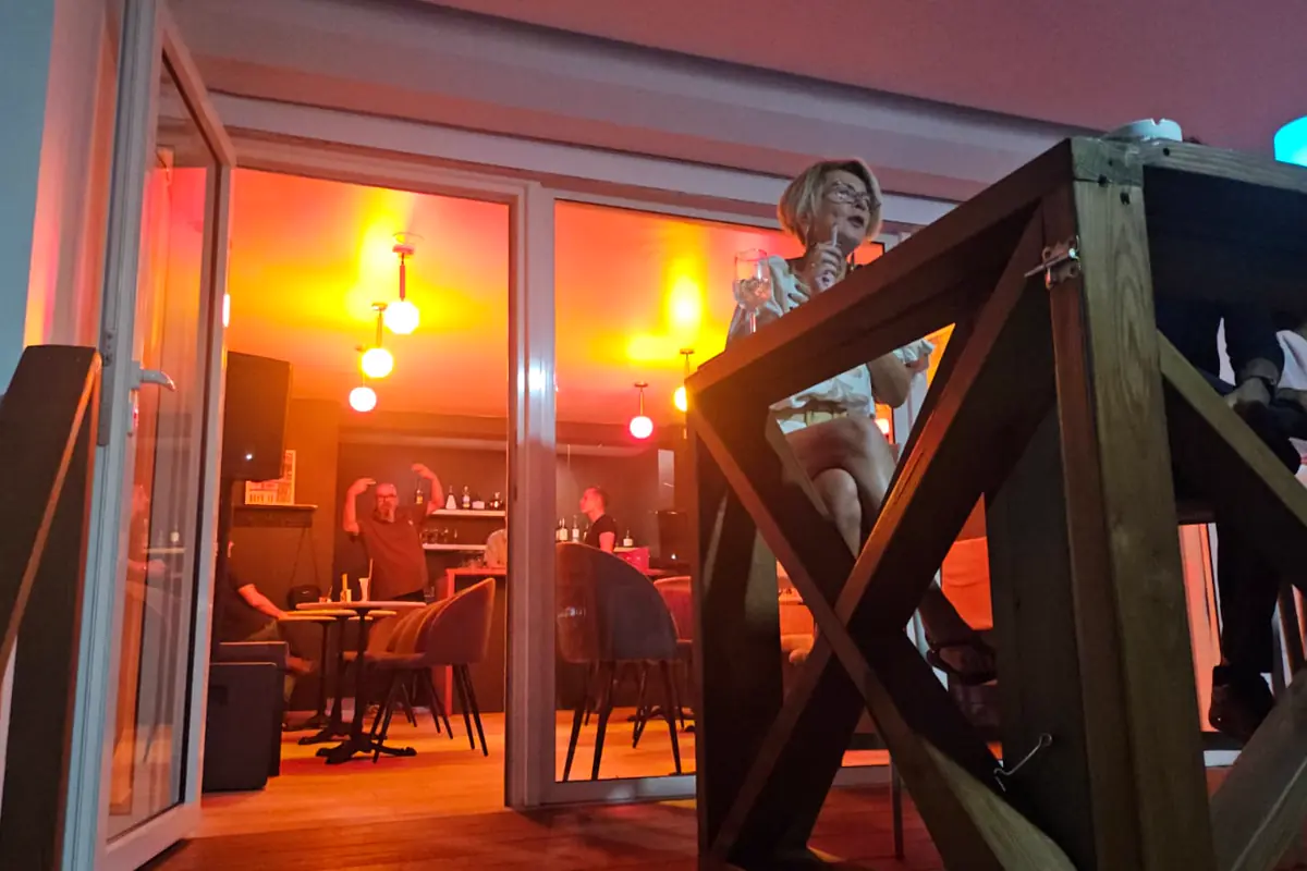 The Jazz Spot a Marigot - entree ouverte sur le speakeasy jazz de la Marina Royale